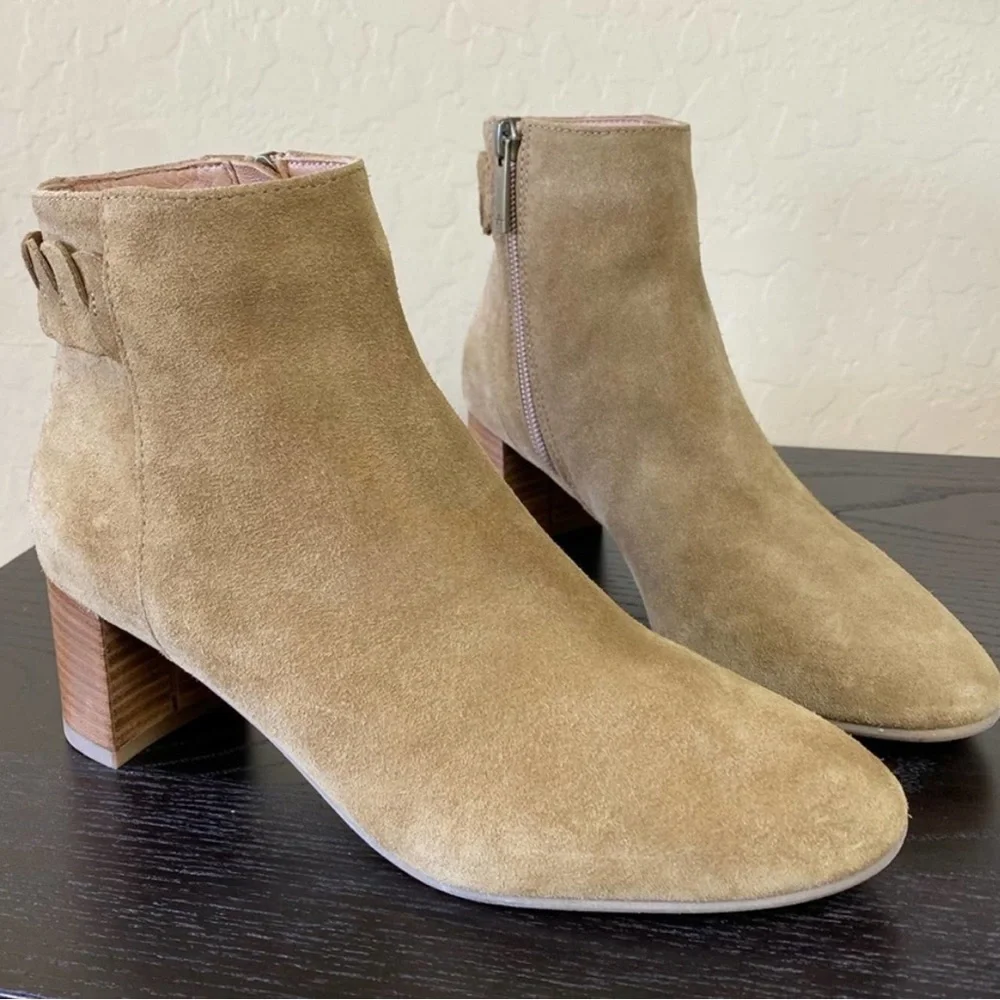 Aquatalia Feliciana Braided Strap
Bootie Suede Ankle Boot Block
Heeled Camel - Picture 15 of 16